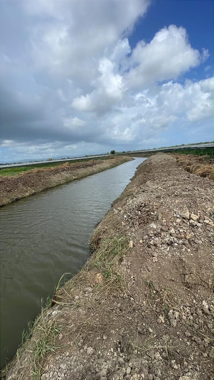 Canal de drenaje limpio