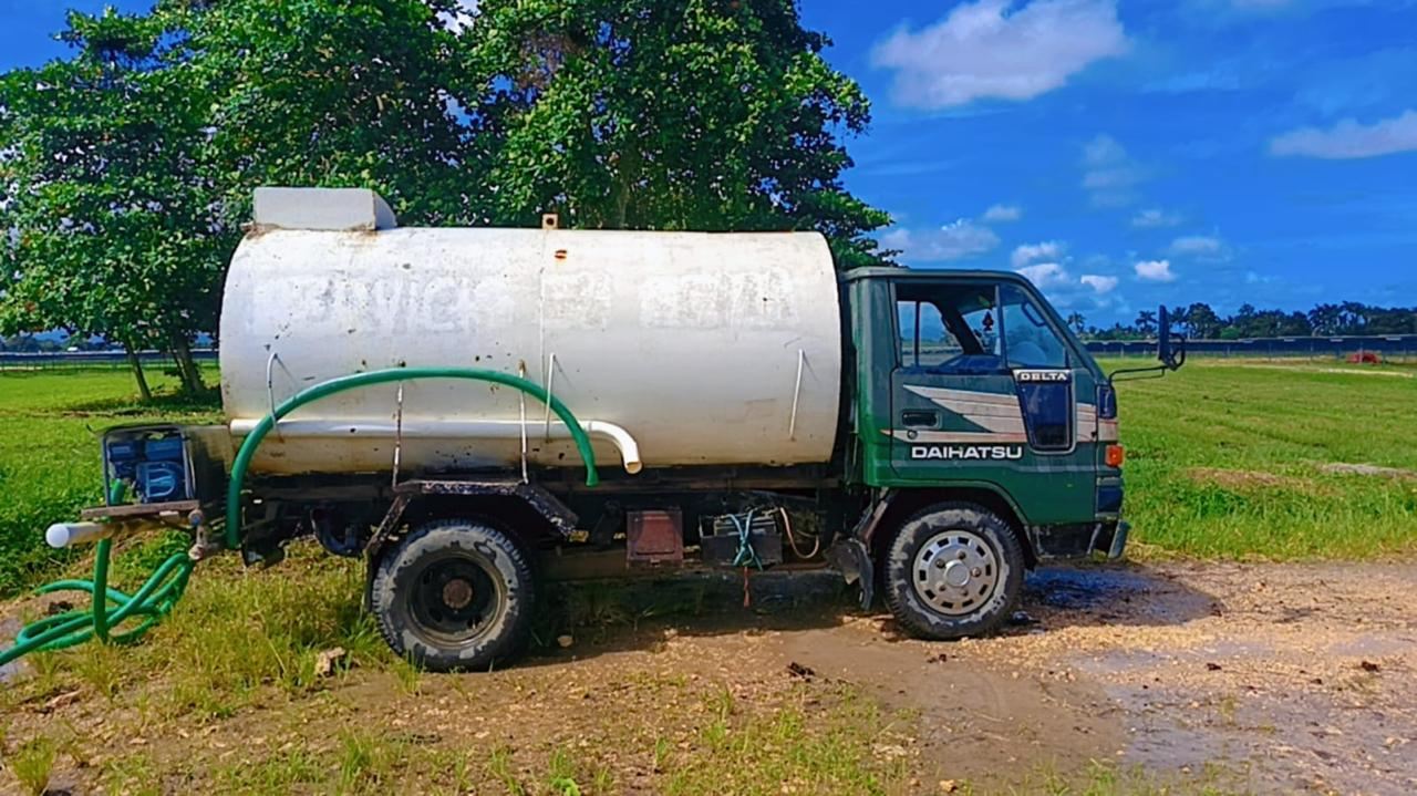 Camión cisterna de agua