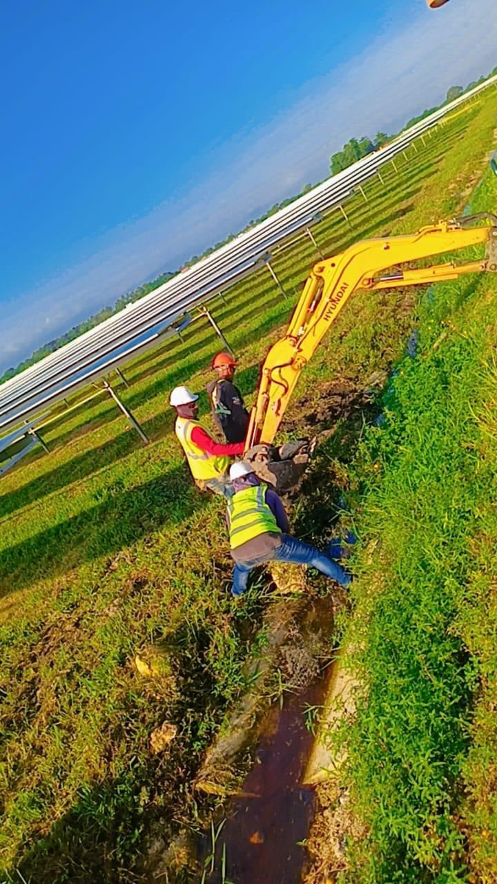 Excavadora trabajando en un canal